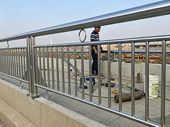 T020 th&eacute;p kh&ocirc;ng gỉ cầu Guardrail 