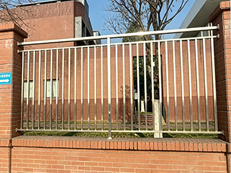 Y049 Th&eacute;p kh&ocirc;ng gỉ trường học h&agrave;ng r&agrave;o Guardrail 