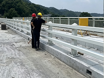 T033 r&agrave;o cản tai nạn 